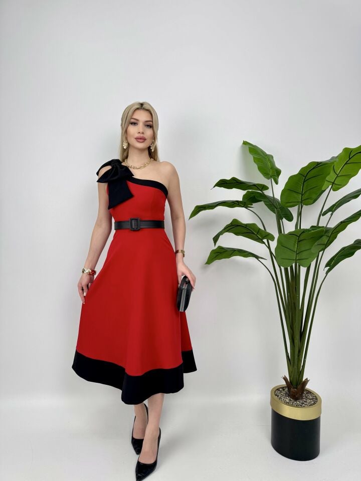 2040 TEK OMUZ FİYONKLU KEMERLİ ELBİSE RED - KIRMIZI