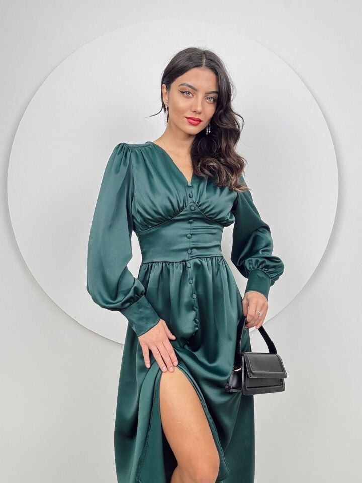 1050 GÖGÜS BÜZGÜLÜ ÖN DÜĞMELİ SATEN ELBİSE EMERALD GREEN - ZÜMRÜT YEŞİLİ